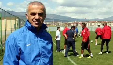 Oğuz Çetin, Kız Milli Takımı kampını ziyaret etti