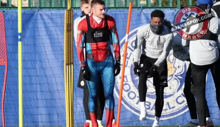 Leicester City'nin forveti Jamie Vardy antrenmana Spider Man kostümüyle çıktı