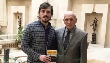 Ergin Keleş, 19 yıl önce Özkan Sümer’den aldığı kitabı teslim etti