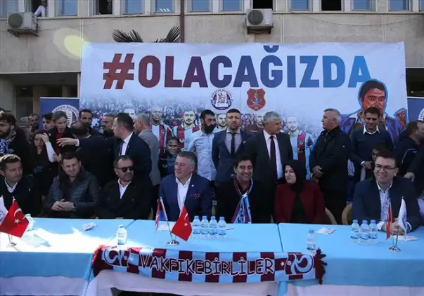 Trabzonspor'un teknik heyet ve oyuncuları hamsi şölenine katıldı