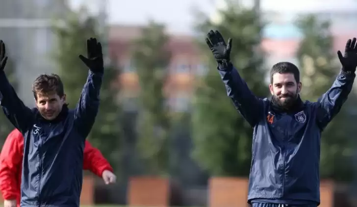 Emre Belözoğlu ve Arda Turan hedef oldu! Maç boyunca...