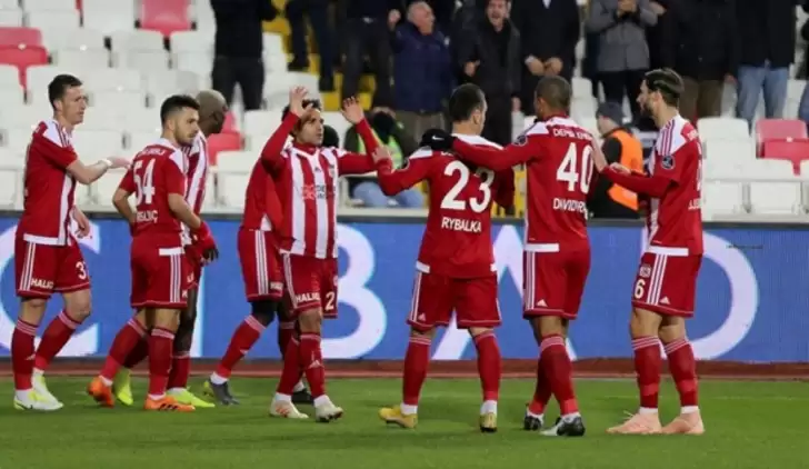 Sivasspor, Akhisarspor'u 2 golle geçti!