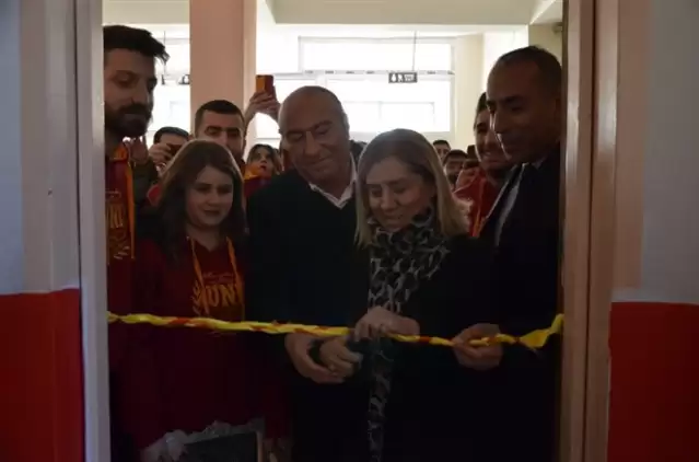 Galatasaraylı taraftarlar ’Talat Terim’ adına kütüphane açtı