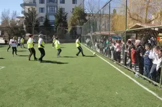 Anneler futbol oynadı, eş ve çocukları heyecan içinde izledi