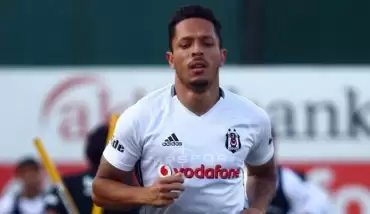 Beşiktaş'ta Adriano yolcu! Yerine...