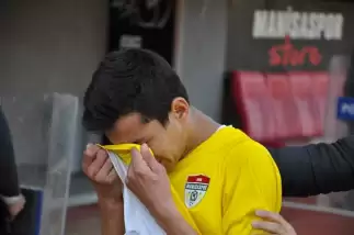 Gözyaşlarına boğulan futbolcuları taraftar teselli etti