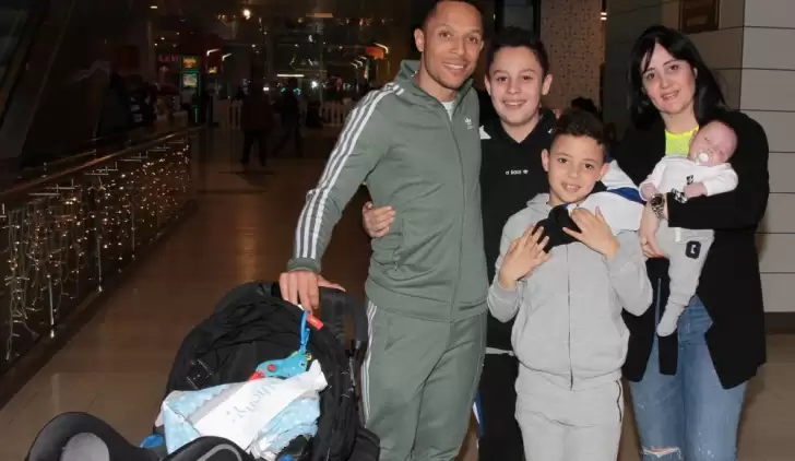 Yıldız futbolcu Adriano hafta sonunu ailesiyle geçirdi