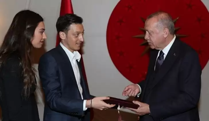 Mesut Özil'in nikahına Erdoğan'ı çağırması Almanya'da tartışmalara yol açtı