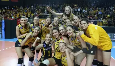 VakıfBank, üst üste yedinci kez yarı finale çıktı