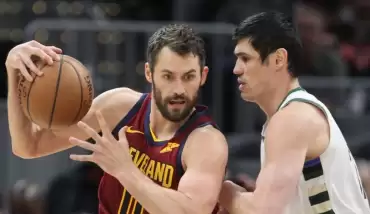 Cedi Osman, Ersan İlyasova'yı üzdü