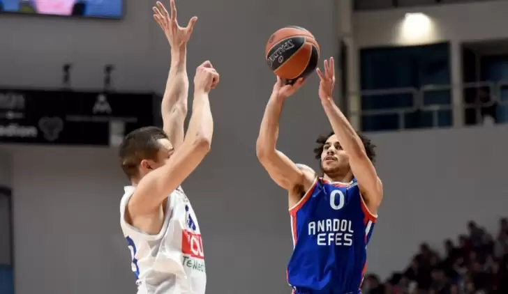 Anadolu Efes play-off'ta ev sahibi avantajını garantiledi!