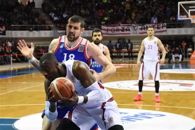 Anadolu Efes, zorlu Gaziantep Basketbol deplasmanında kazanmasını bildi