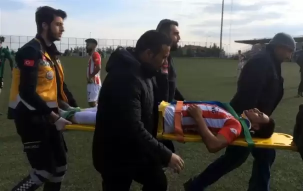 Dili boğazına kaçan futbolcu hayata döndürüldü