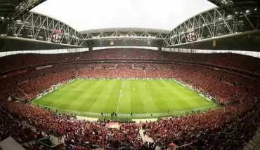 Taraftarlar bu sene tribünlere hücum etti