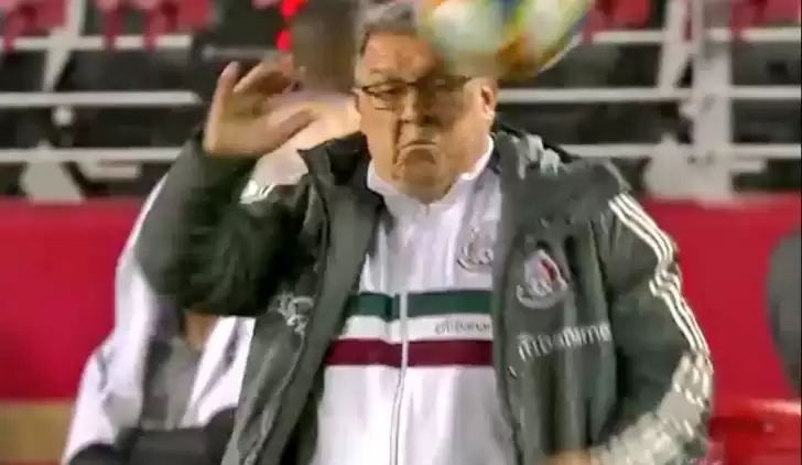 Video - Top Meksika Teknik Direktörü Gerardo Tata Martino'nun yüzünde patladı
