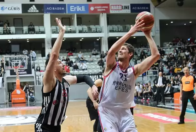 Derbide kazanan Anadolu Efes oldu!