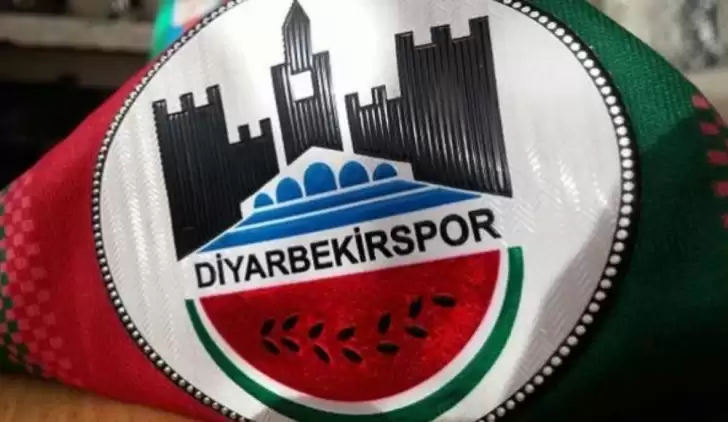 Diyarbekirspor Başkanı futbolcusunun boğazına bıçak dayadı! Canlı yayında flaş sözler...
