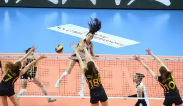VakıfBank, Fenerbahçe Opet'i 3-1 mağlup ederek seride 1-0 öne geçti
