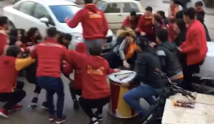 Otomobil, kutlama yapan taraftarların arasına daldı