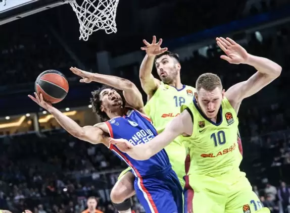 Anadolu Efes, sahasında Barcelona Lassa'ya mağlup