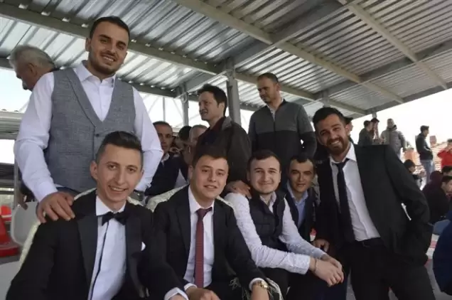 Damat düğünden hemen sonra maça geldi