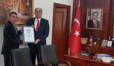  Cem Karabay, Dünya Rekoruna ait sertifikaları hediye etti