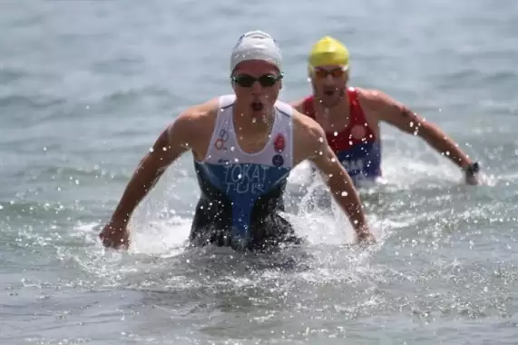 Alanya’da 274 sporcu triathlonda ter döktü