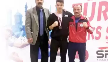 Çatlak parmakla ringe çıktı, şampiyon oldu